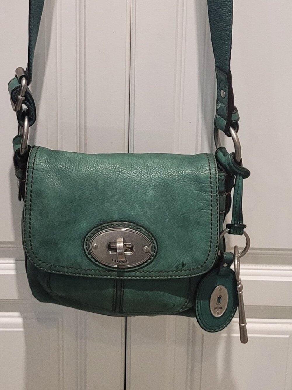 Rare*Vintage Fossil*Green Leather Bag* With Extra  Large Key & Crossbody Strap